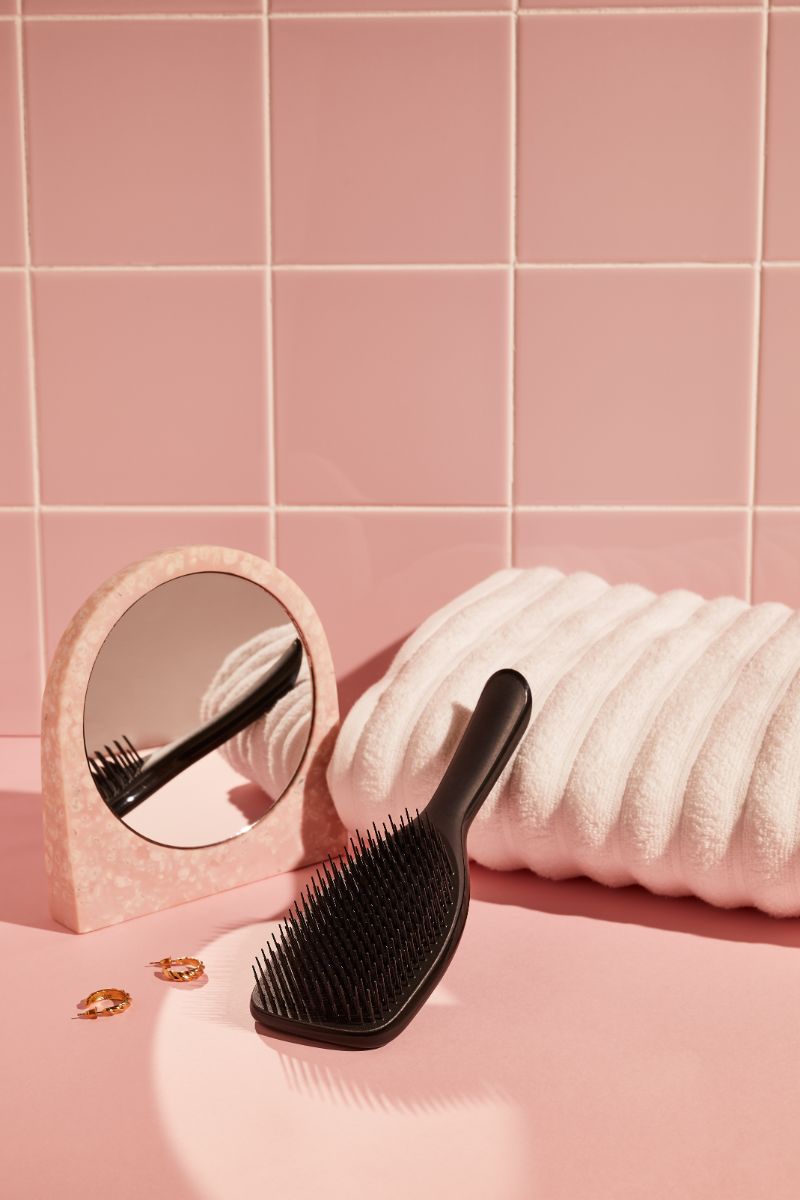 The Large Ultimate Detangler Black Gloss