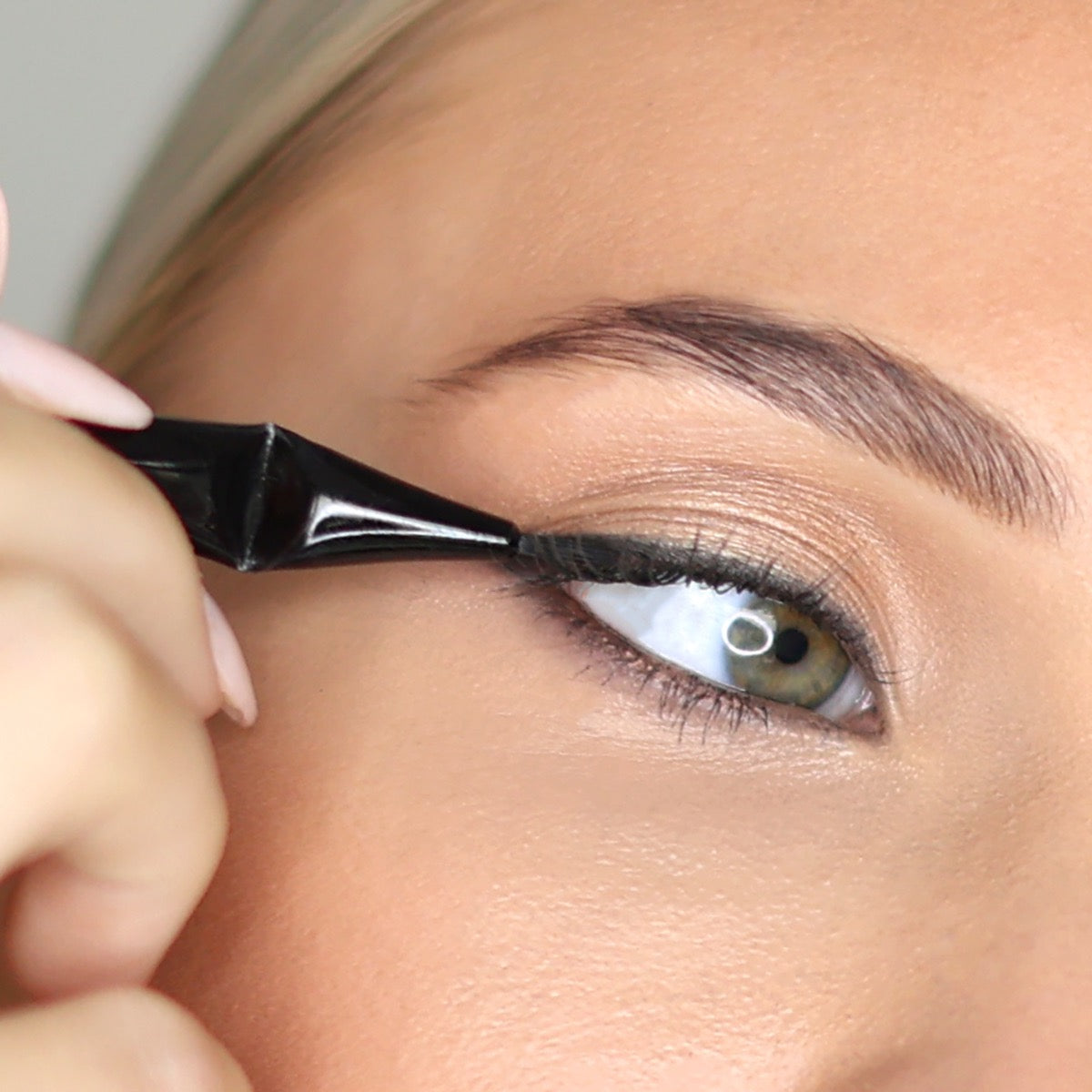 Angled Eyeliner Brush