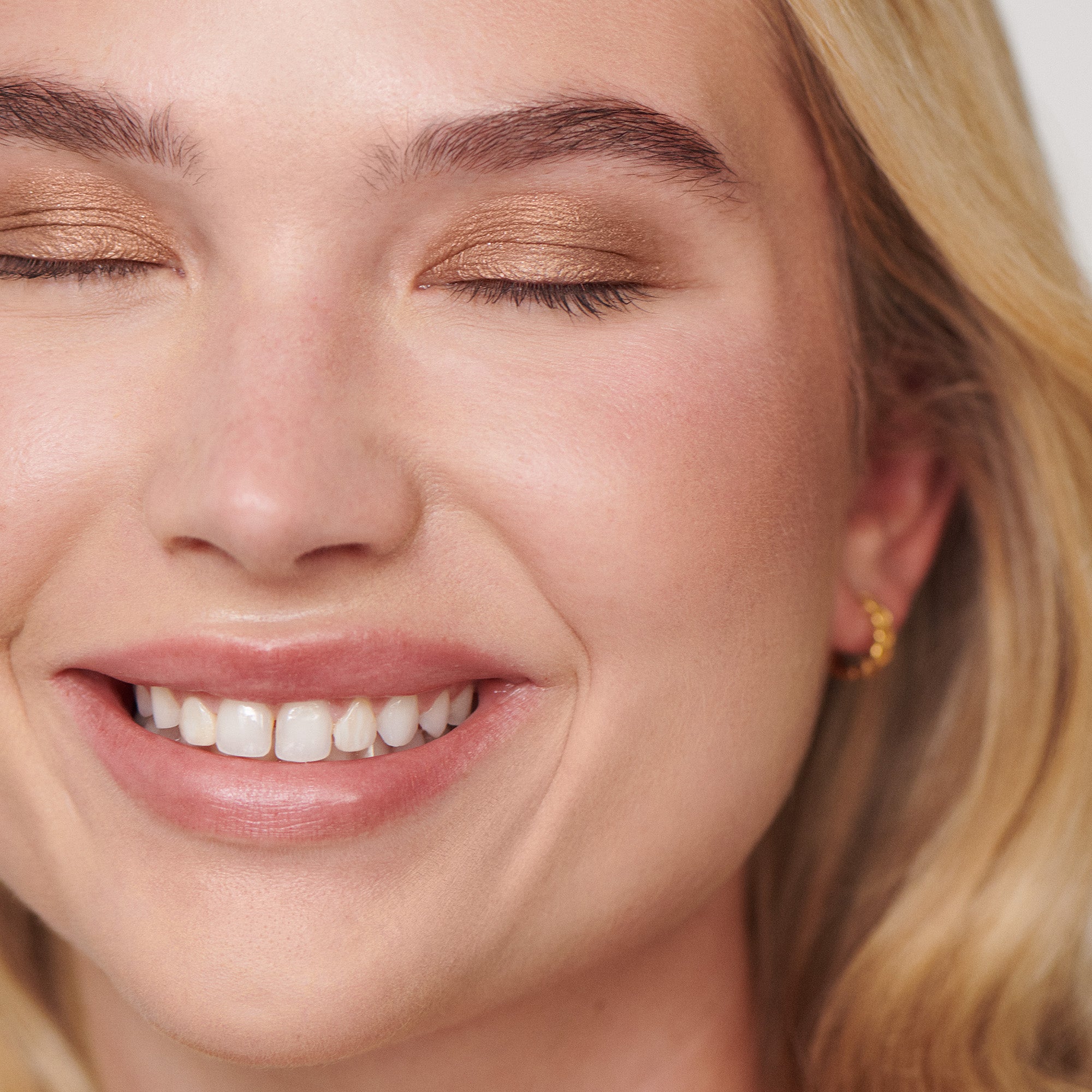 Liquid Powder Eye Tint